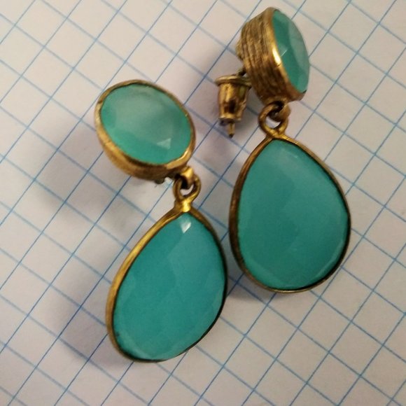 Jewelry - A pair of earrings